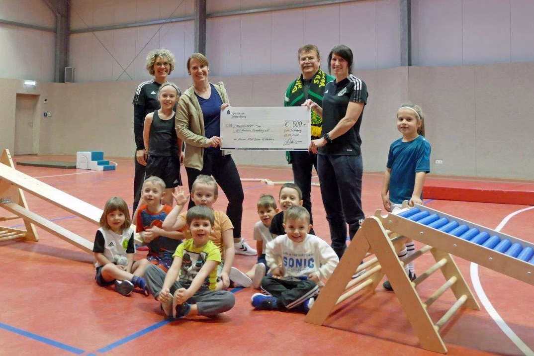 Jessica Wolf (Frauenwart und Vorstandsmitglied) sowie die Gruppenleiter JohannaWildgrube und Dorothee Kleffe und Eckbert Kunze (2. Vorsitzender des Vereins) haben den Spendenscheck freudig entgegengenommen (v. l. n. r.).